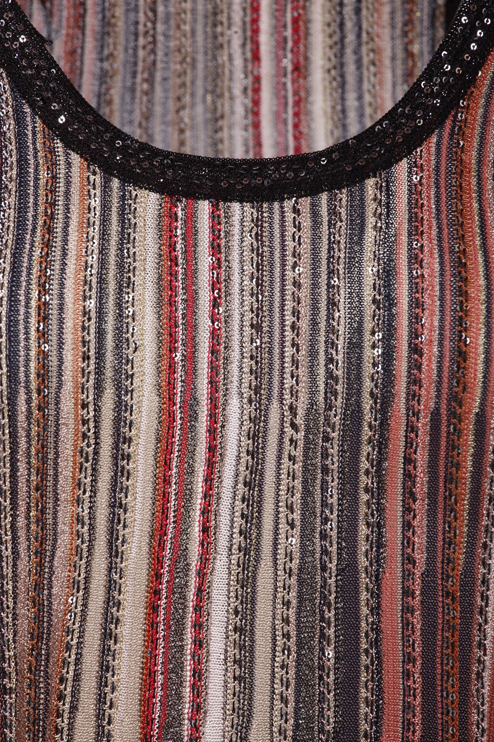 shop MISSONI  Top: Missoni canottiera girocollo.
Canottiera.
Senza maniche.
Maglia in misto viscosa lamé.
Spalline.
Composizione: 55%Viscosa, 25%Poliammide, 15%Poliestere, 5%Fibra metallizzata.
Fabbricato in Italia.. DS24SK01 BK033M-SM9AF number 9317294